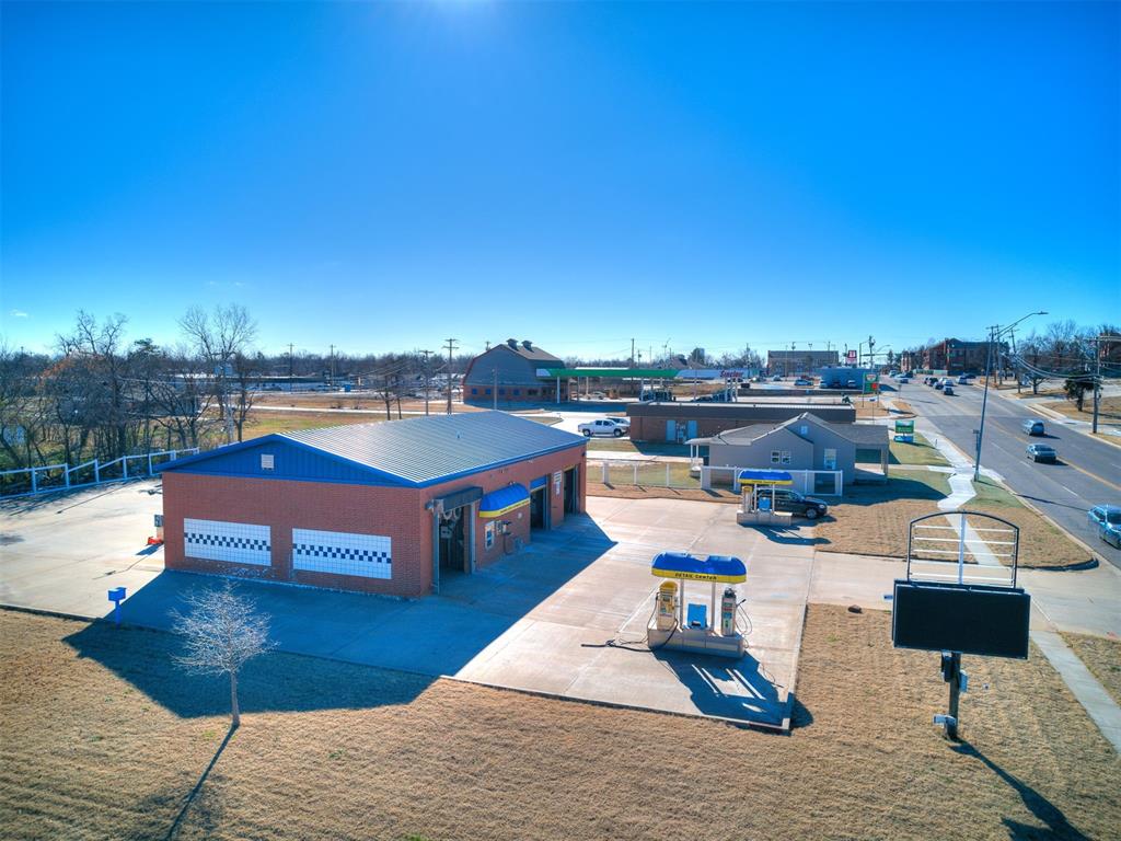 3223 N Kickapoo Avenue Property Photo 3