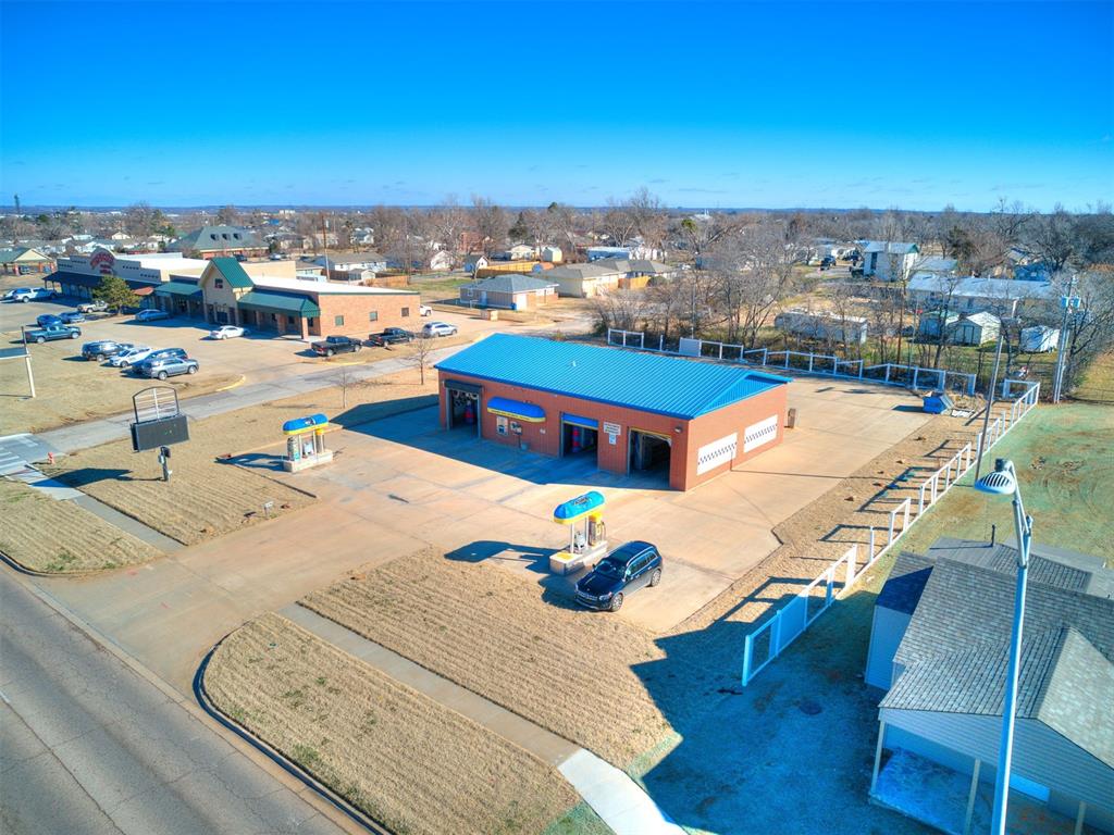 3223 N Kickapoo Avenue Property Photo 4