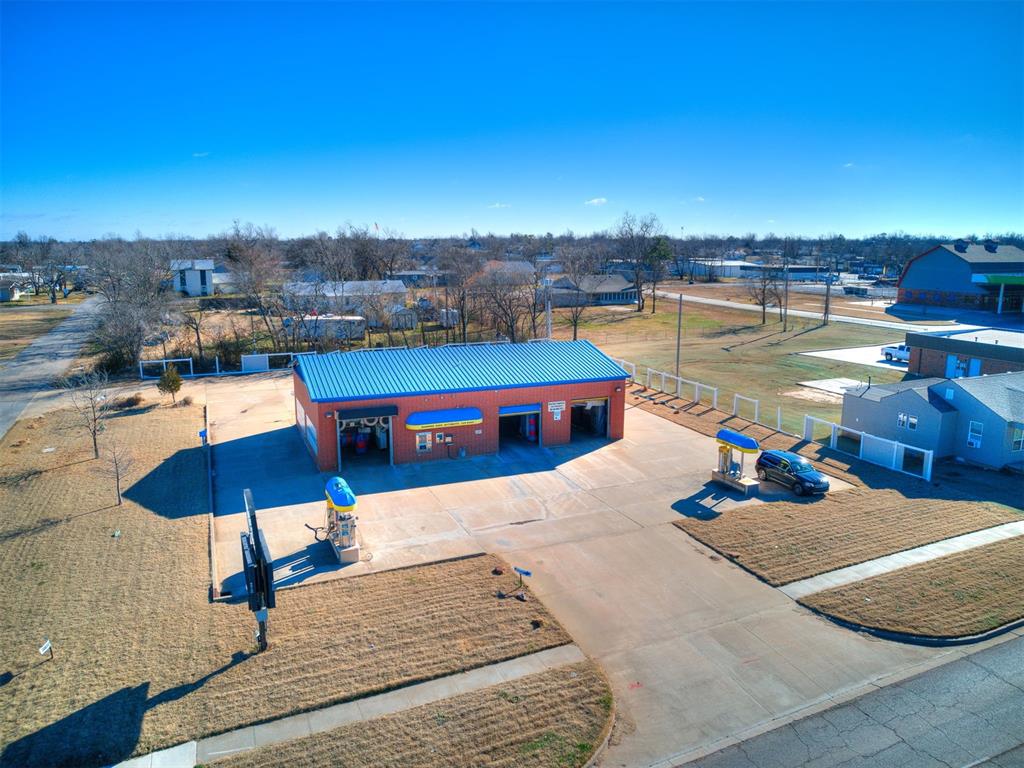 3223 N Kickapoo Avenue Property Photo 6