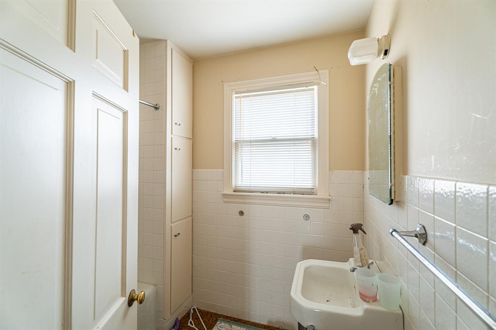 4200 N Lindsay Avenue Property Photo 20