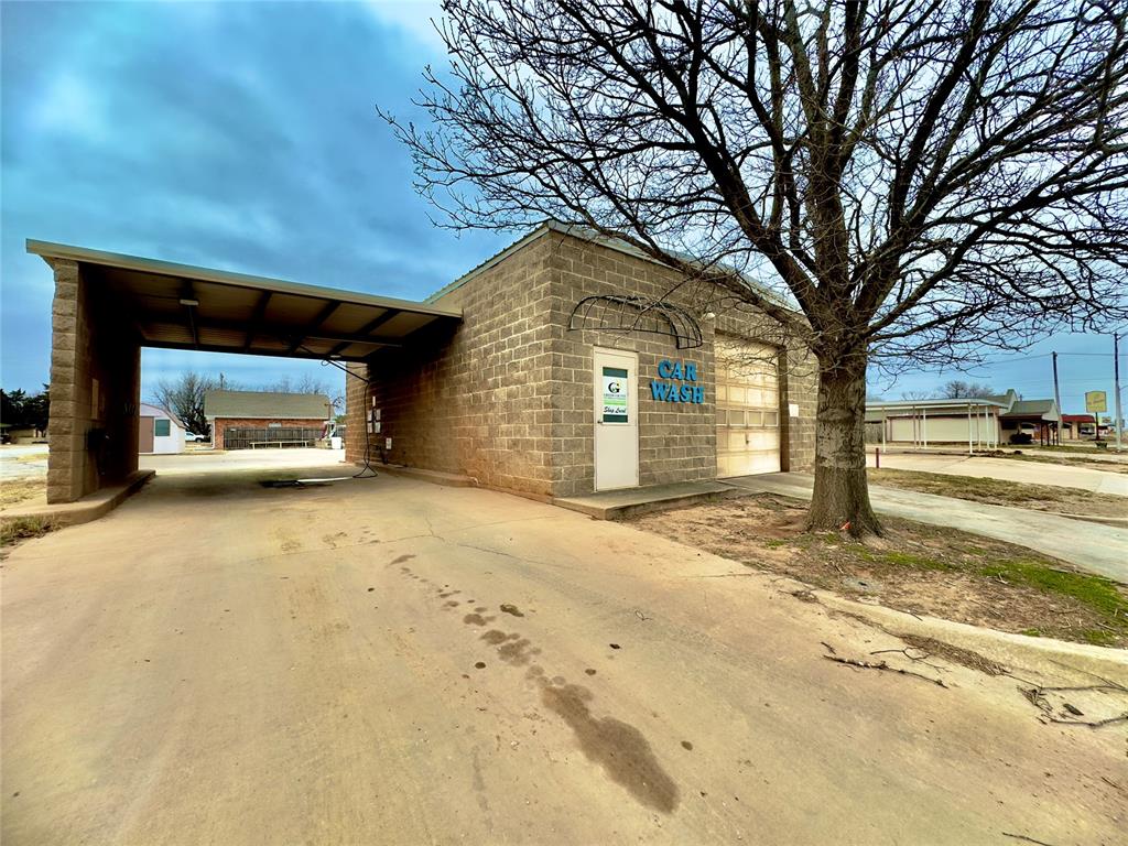 1001 N Louis Tittle Avenue Property Photo