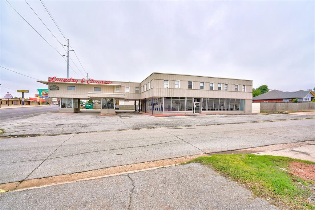 3131 N May Avenue Property Photo