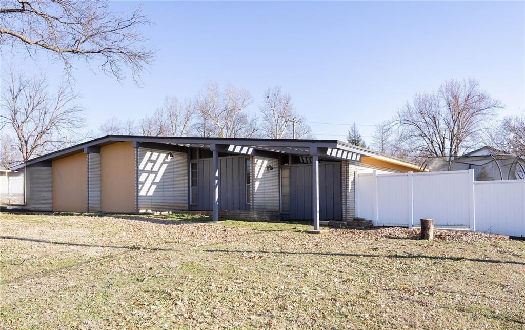 1924 E Woodland Road Property Photo