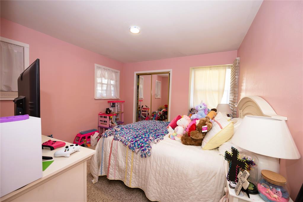 1924 E Woodland Road Property Photo 11