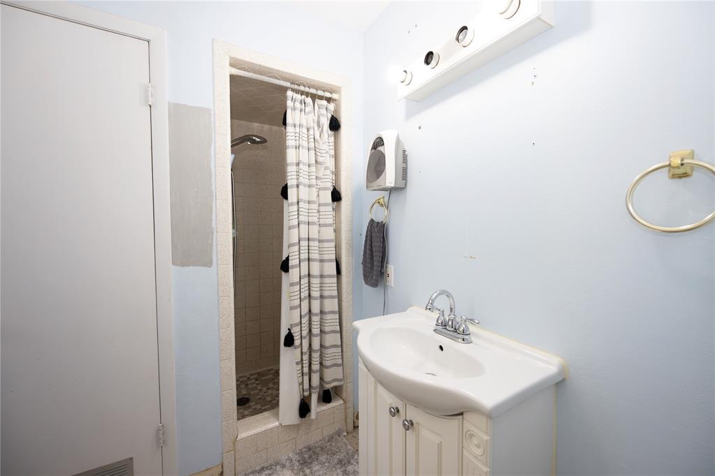 1924 E Woodland Road Property Photo 14