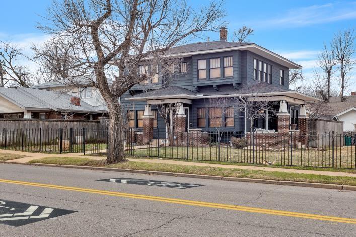 2215 N Shartel Avenue Property Photo