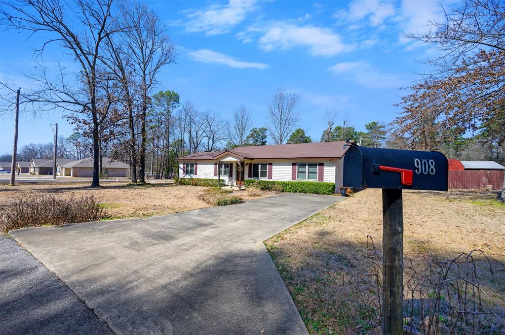 908 Circle Drive Property Photo 4
