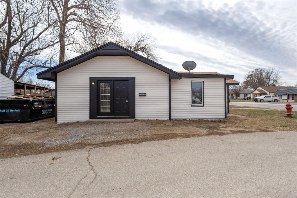 100 Slant Street Property Photo