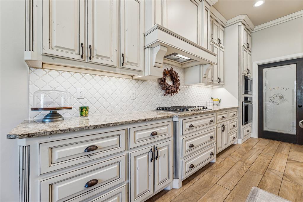 2585 Forest Glen Drive Property Photo 9