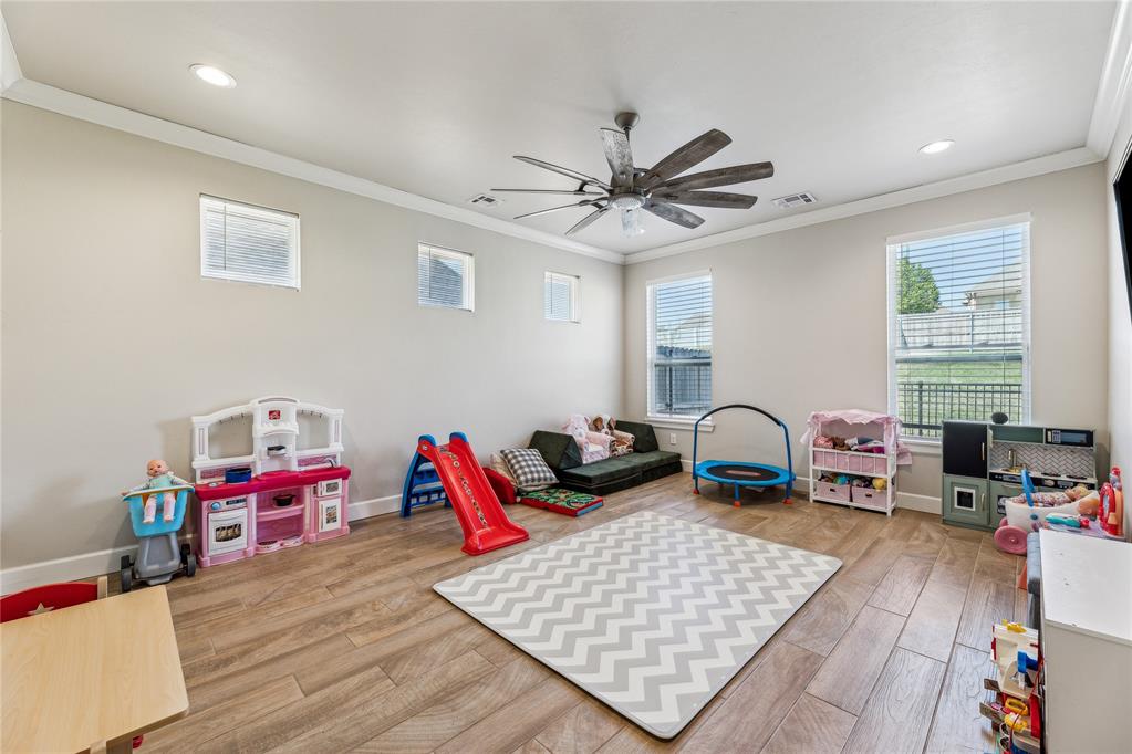 2585 Forest Glen Drive Property Photo 24