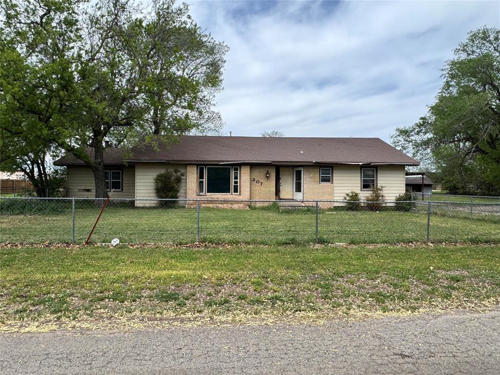 207 W Hillcrest Lane Property Photo