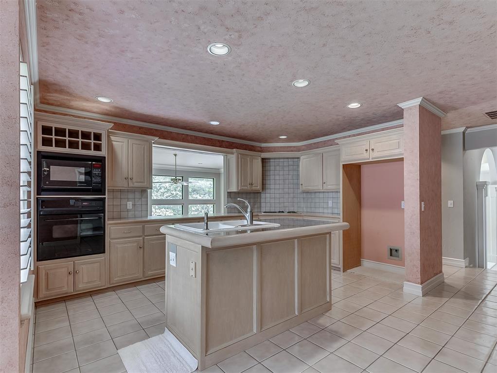 13504 Fox Creek Drive Property Photo 17