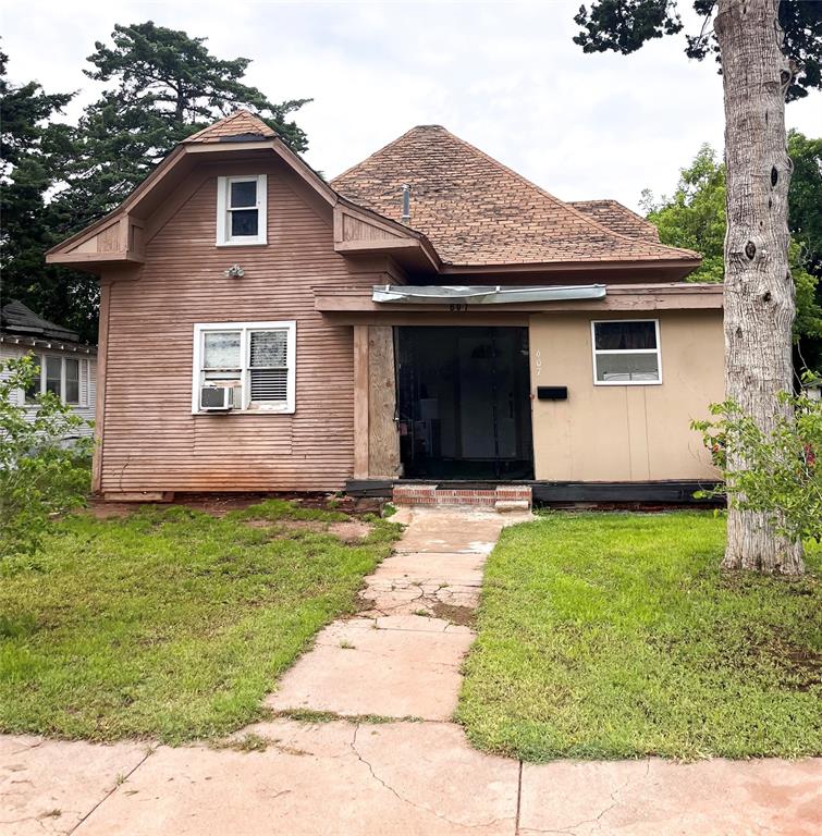 607 E Liveoak Street Property Photo 1