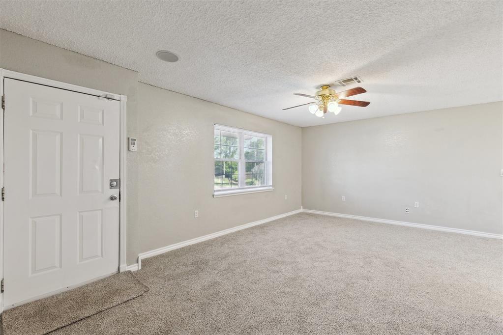 586 Seikel Drive Property Photo 5