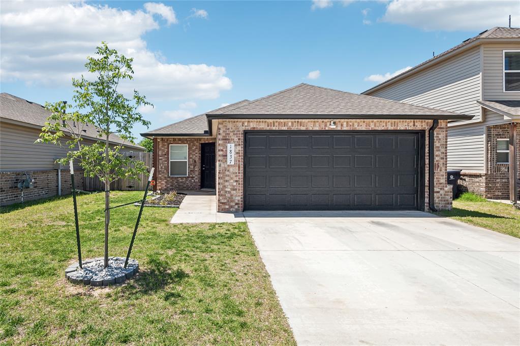 1837 Easton Lane Property Photo 1