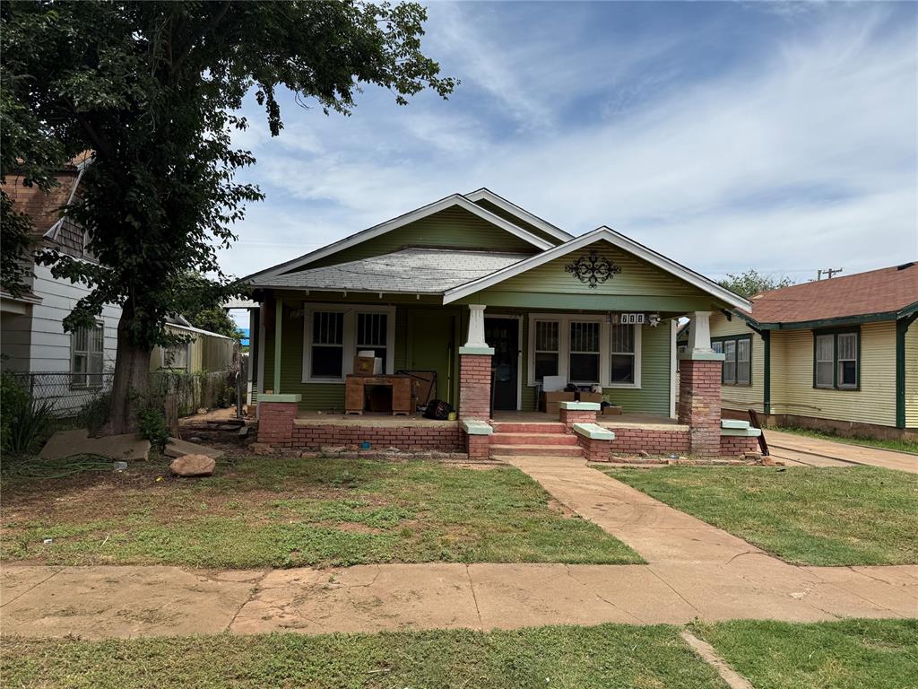 711 E Walnut Street Property Photo 1