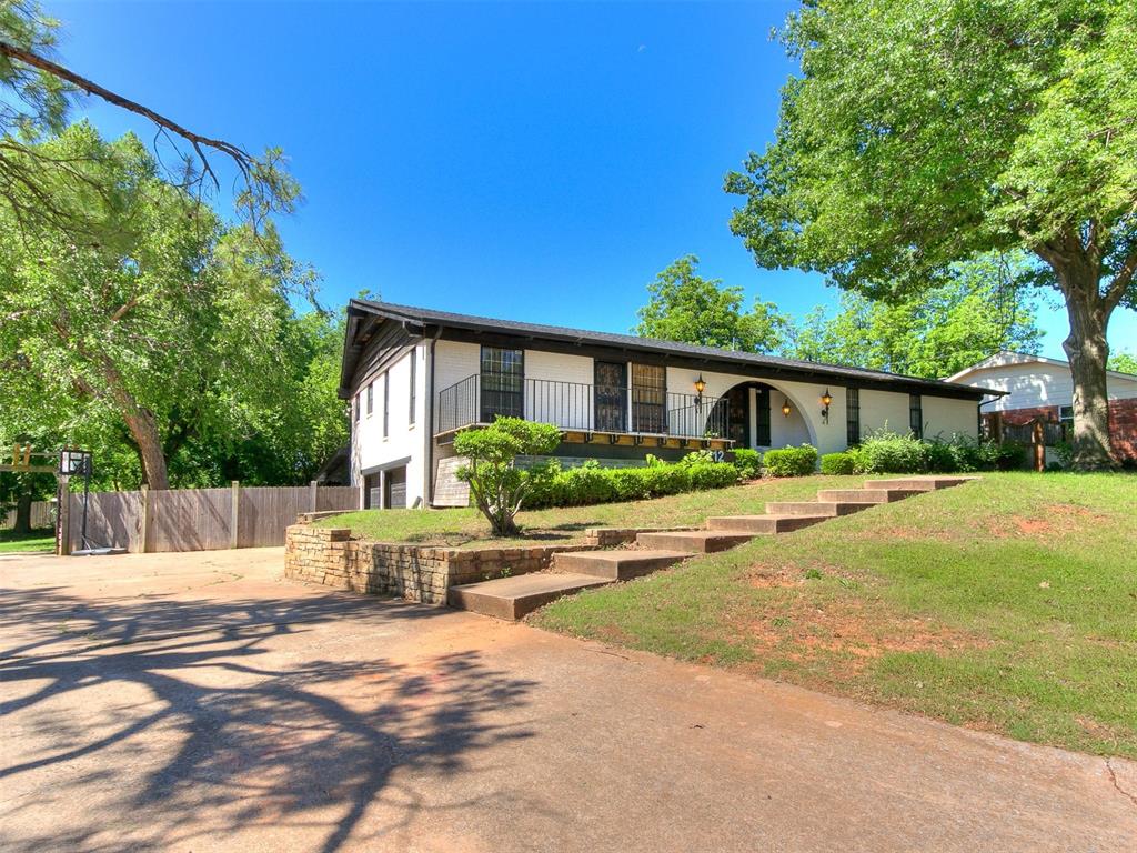 212 W Ridgewood Drive Property Photo 4