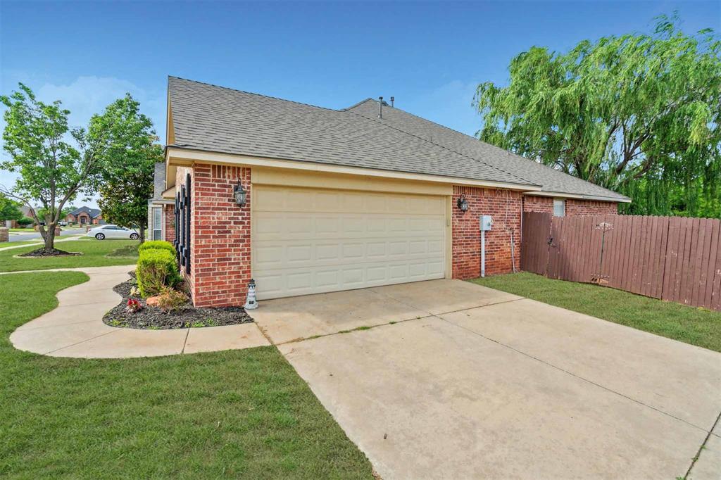 4605 Nw 161st Street Property Photo 3