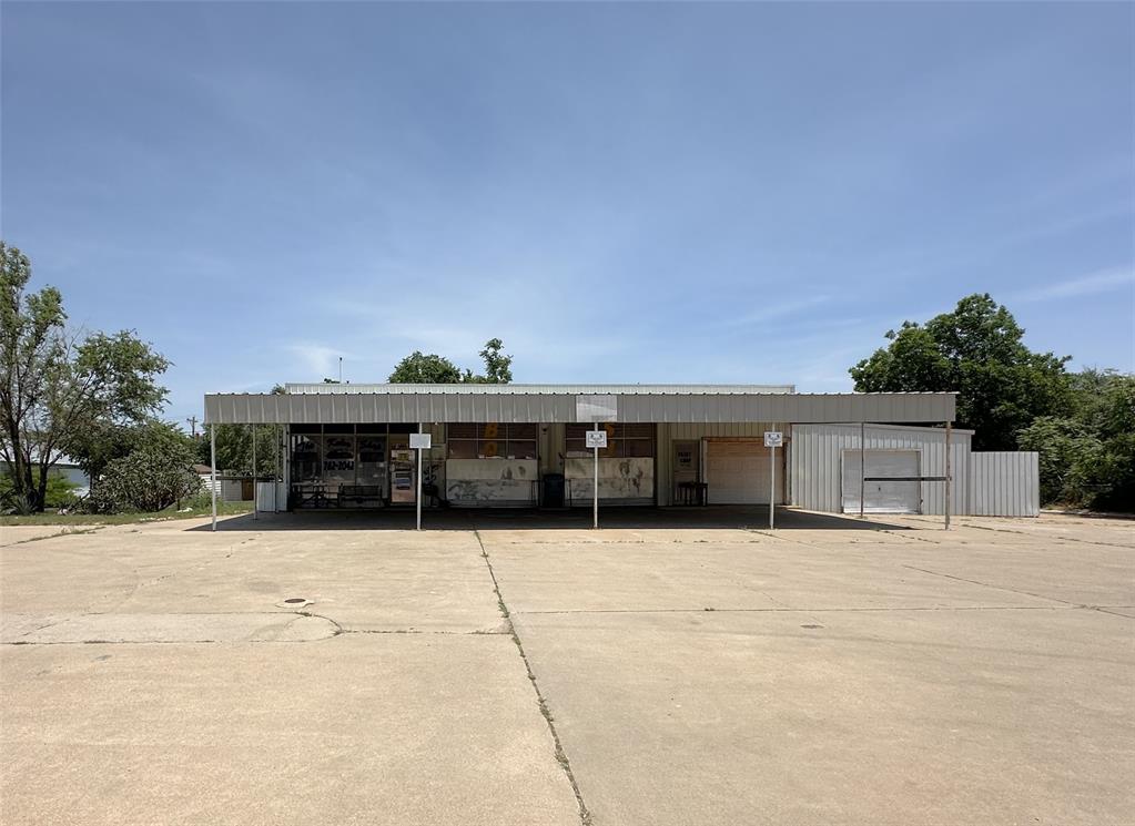 230 N Louis Tittle Avenue Property Photo 1