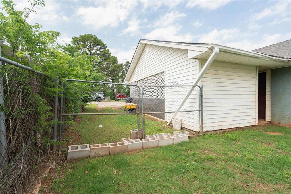 115 W Green Street Property Photo 33