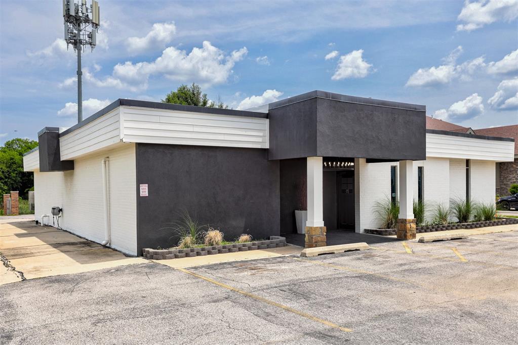 6500 N Meridian Avenue Property Photo 2