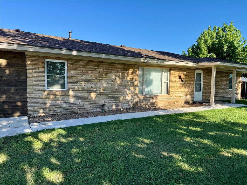 6101 S Douglas Avenue Property Photo 1