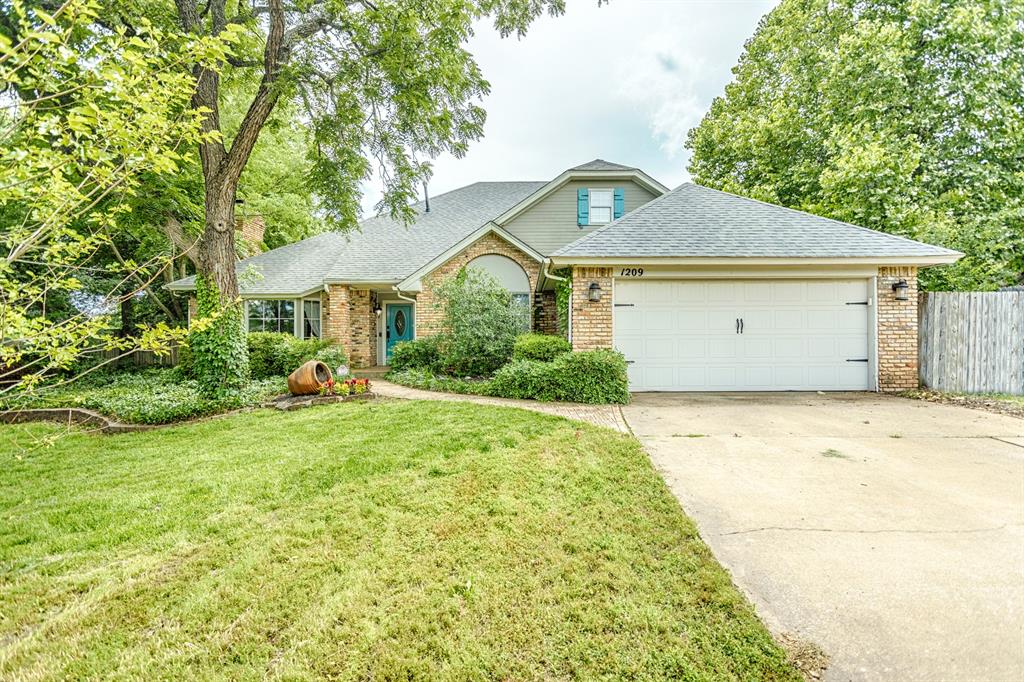 1209 Fox Bluff Court Property Photo 1