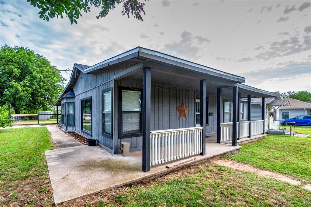 201 E 2nd Street Property Photo 3