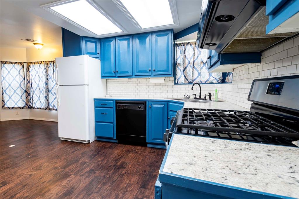 201 E 2nd Street Property Photo 8