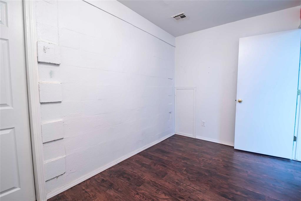 201 E 2nd Street Property Photo 14