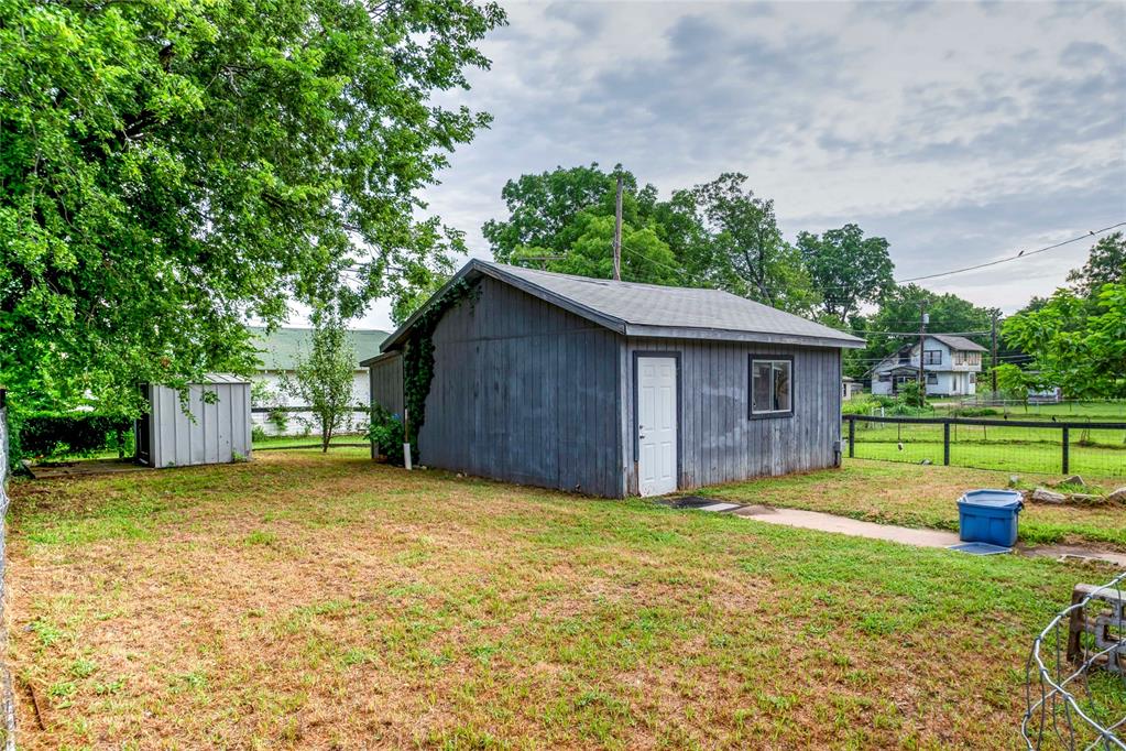 201 E 2nd Street Property Photo 20