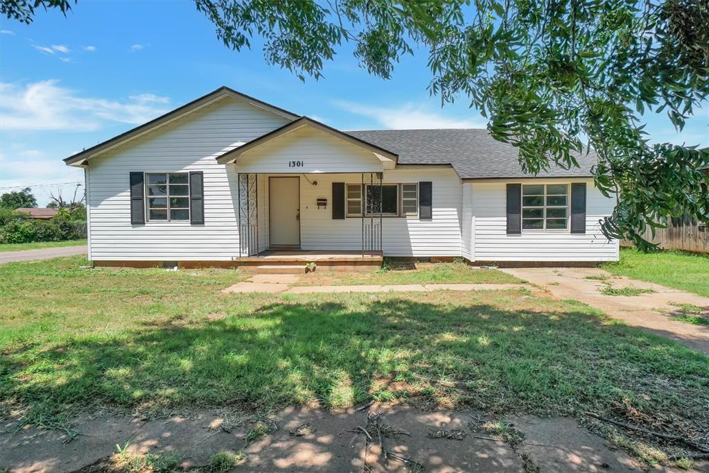1301 N Crain Street Property Photo 1