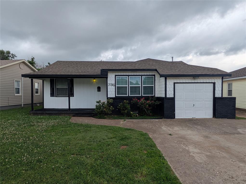 733 E Steed Drive Property Photo 1
