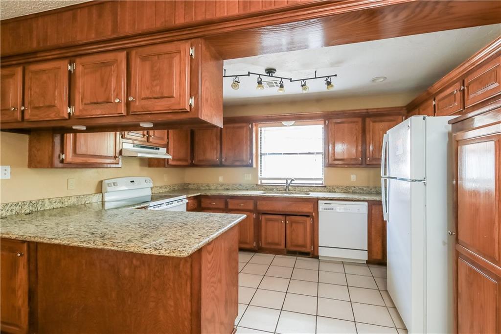 2425 E Hills Drive Property Photo 7