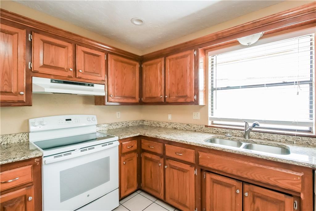 2425 E Hills Drive Property Photo 8