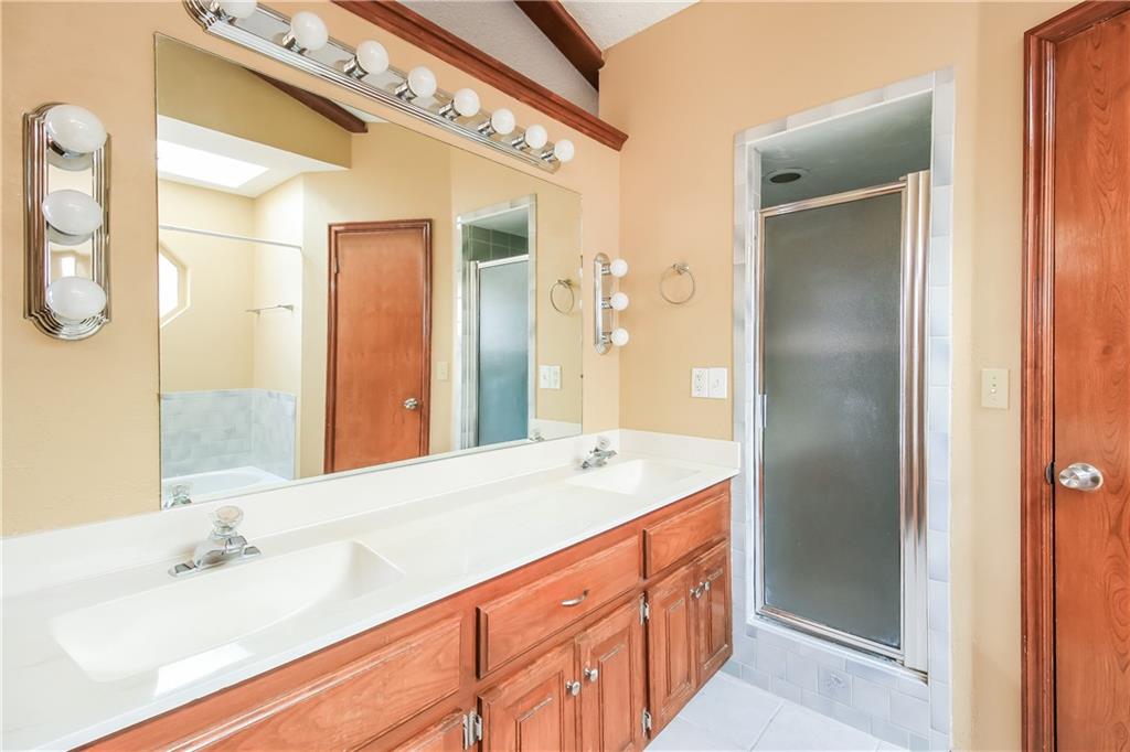 2425 E Hills Drive Property Photo 9
