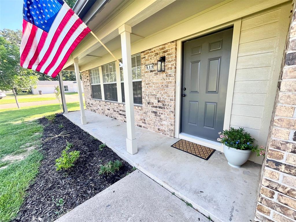 604 Manchester Drive Property Photo 1