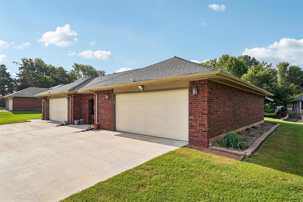 1624 E Twin Brook Terrace Property Photo 3