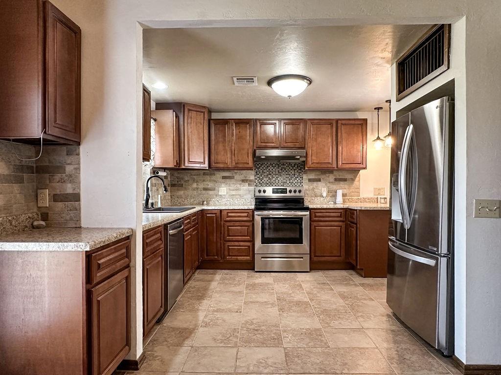 710 N Vernon Avenue Property Photo 14
