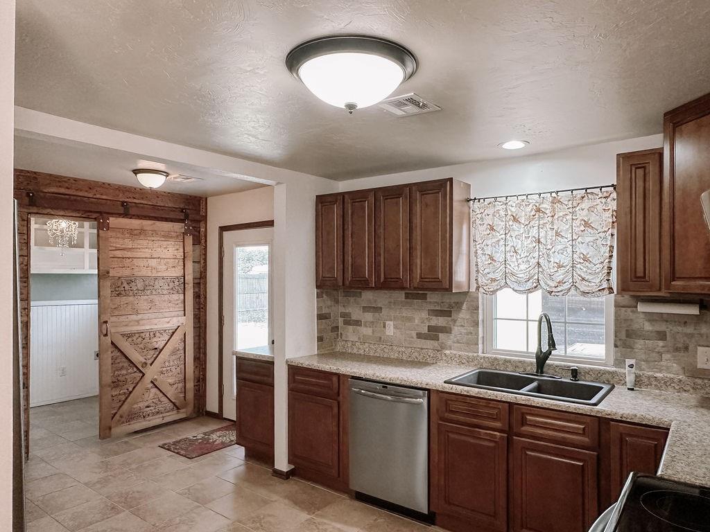 710 N Vernon Avenue Property Photo 15