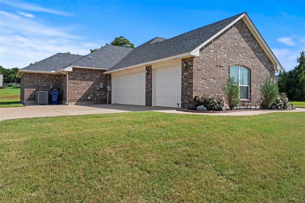 5865 Oak Tree Terrace Property Photo 3