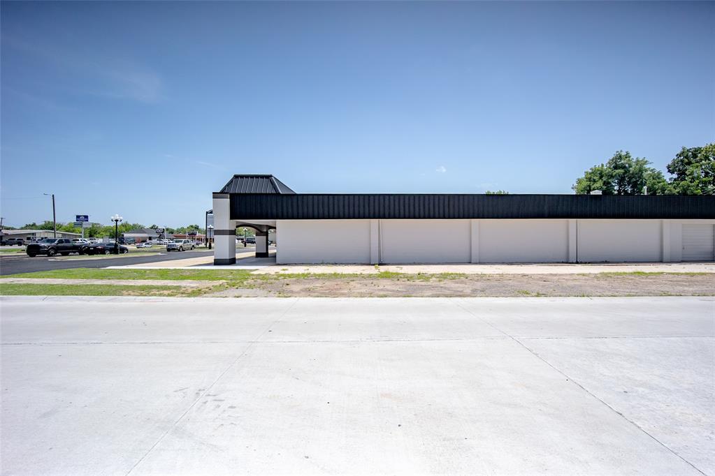 1050 N Flood Avenue 1050 Property Photo 4