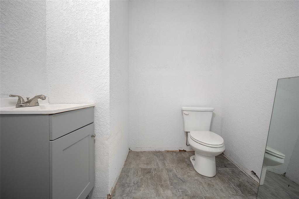 1050 N Flood Avenue 1050 Property Photo 8