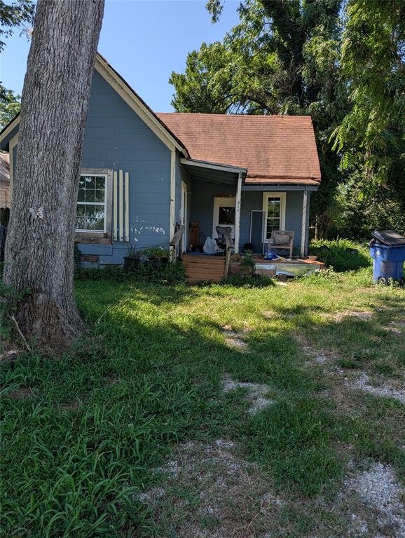 915 W Logan Avenue Property Photo 1