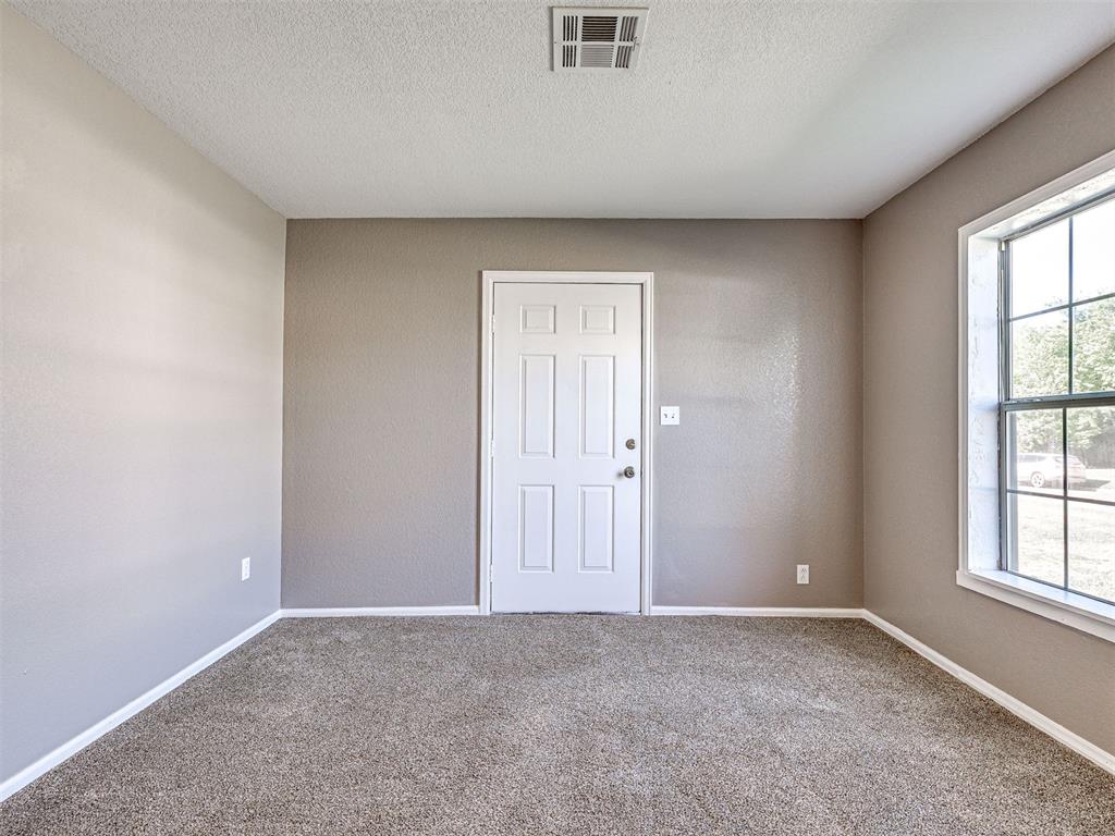 1217 N Market Avenue Property Photo 8