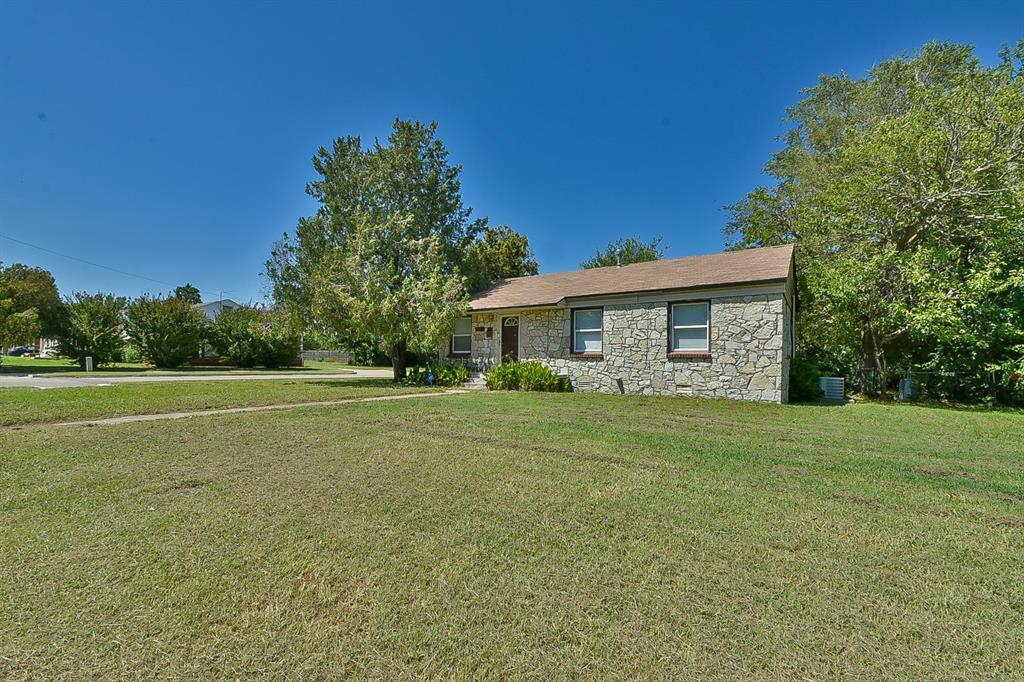 501 E Showalter Drive Property Photo 2
