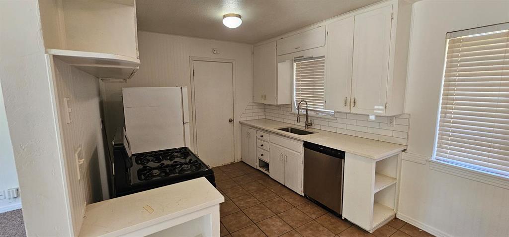 4112 N Sterling Avenue Property Photo 5