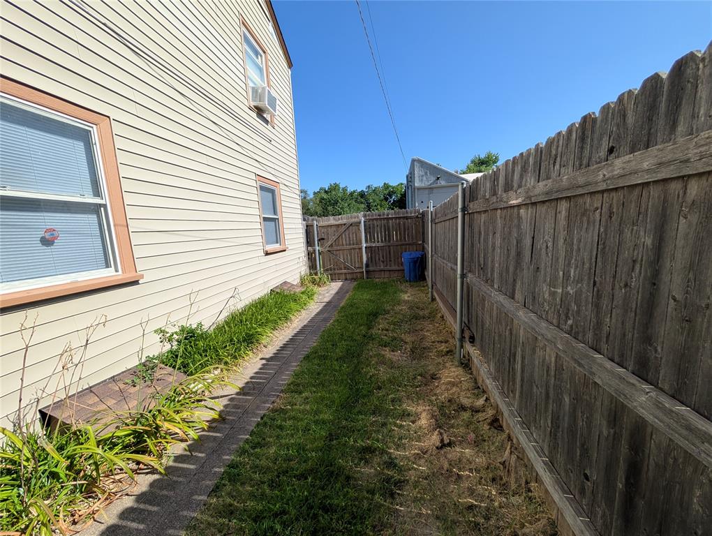 518 Iowa Street Upstairs Property Photo 3