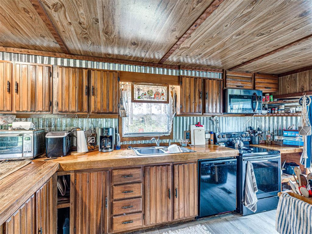 9115 Flat Armadillo Road Property Photo 7