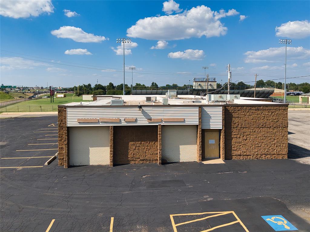 320 N Interstate Highway 35 Service Road Property Photo 3